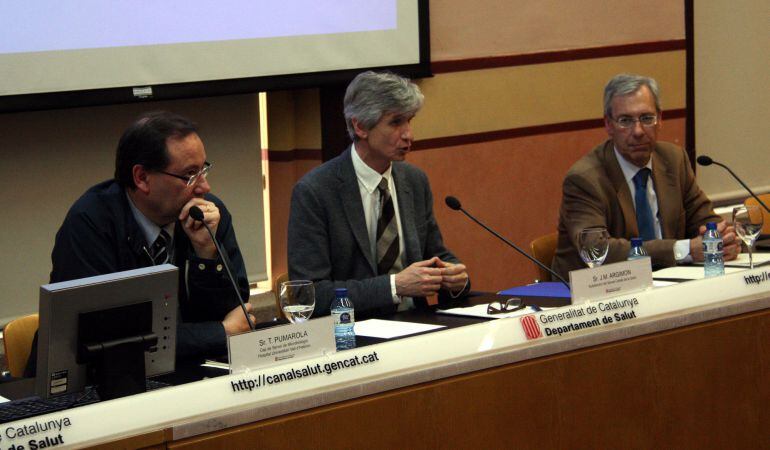 Imatge general de la roda de premsa, amb el cap de Microbiologia del Vall d&#039;Hebron, Tomàs Pumarola, a l&#039;esquerra, el subdirector del CatSalut, Josep Maria Argimon, al mig, i el cap de Pediatria del Vall d&#039;Hebron, Carlos Rodrigo, a la dreta