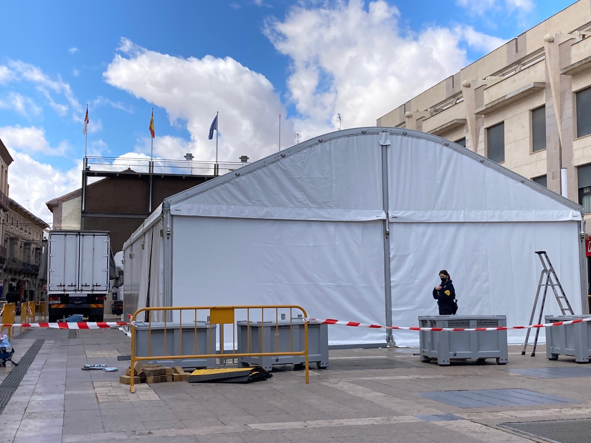 Imagen de la carpa instalada en la Plaza de la Constitución de Valdepeñas (Ciudad Real)