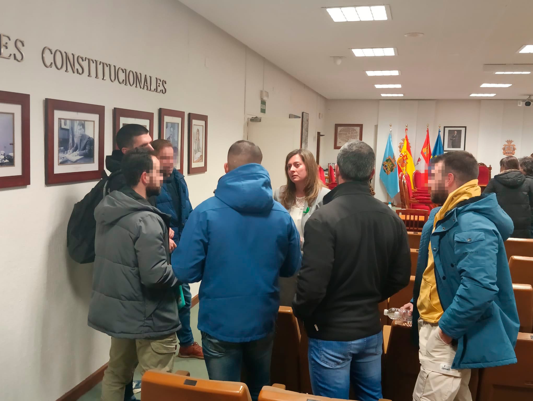 Varios trabajadores municipales hablan con Belén Esteban al finalizar el pleno