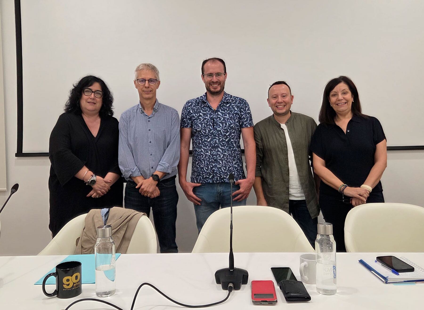 Els participants al debat i el seu moderador al finalitzar el mateix