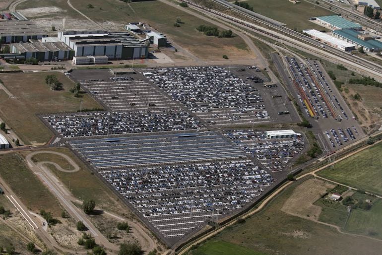 Vista aérea del depósito de vehículos de la factoría de Renault en Villamuriel de Cerrato (Palencia).