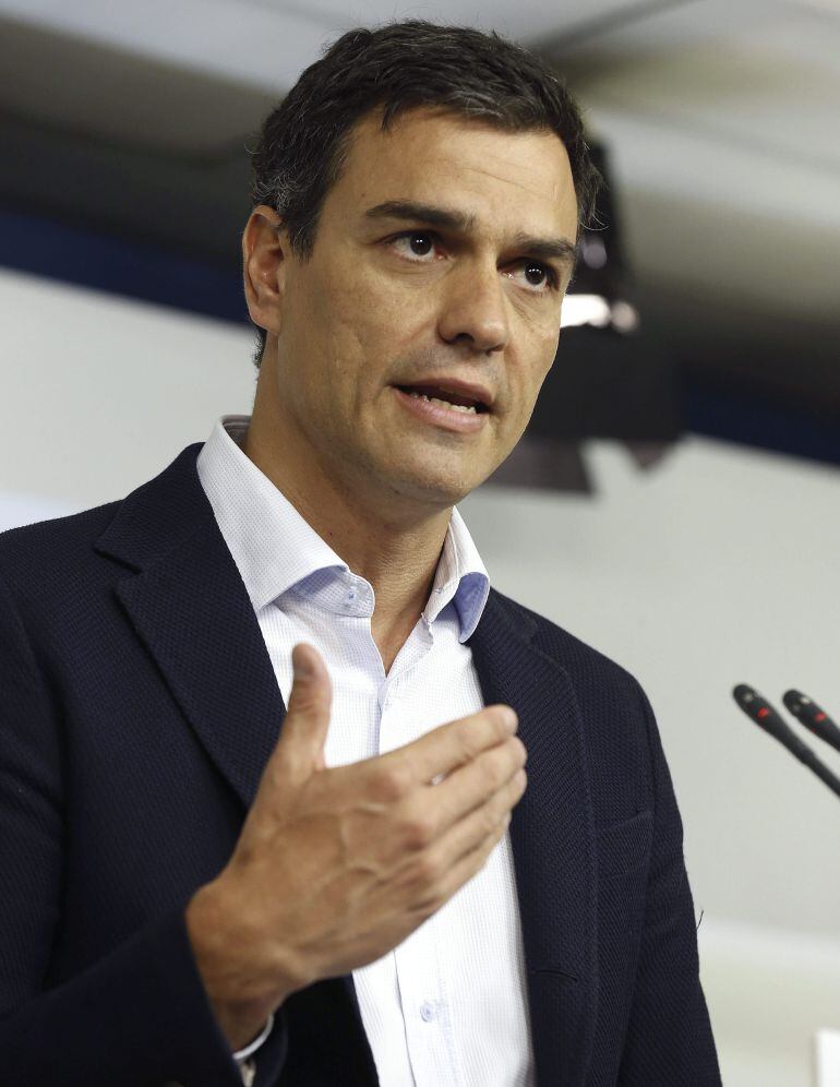 GRA193. MADRID, 06/07/2015.- El líder del PSOE y candidato a la Presidencia del Gobierno, Pedro Sánchez, durante la rueda de prensa que ha ofrecido hoy tras la reunión de la ejecutiva federal que ha abordado de forma monográfica la crisis de Grecia, con el nuevo asesor económico del PSOE, Jordi Sevilla, de invitado, en la que ha pedido &quot;solidaridad&quot; a la UE con el país heleno y &quot;responsabilidad&quot; al Gobierno griego, tanto con sus ciudadanos como con sus socios europeos, para caminar hacia la salida de la crisis griega. EFE/Sergio Barrenechea