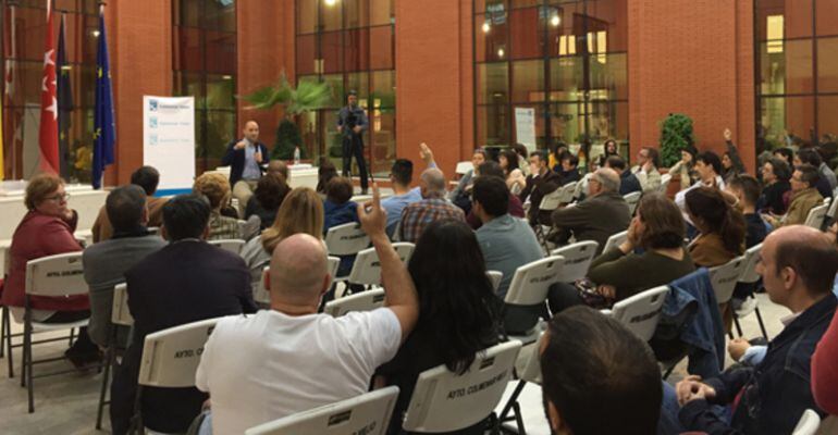 El alcalde durante el encuentro del año pasado con los vecinos de La Estación