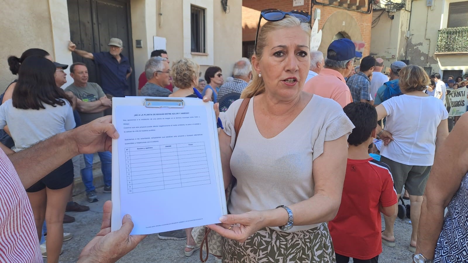 Ana Barón durante la primera concentración que tuvo lugar en Azlor en contra de la planta de biogás. Foto: Vox