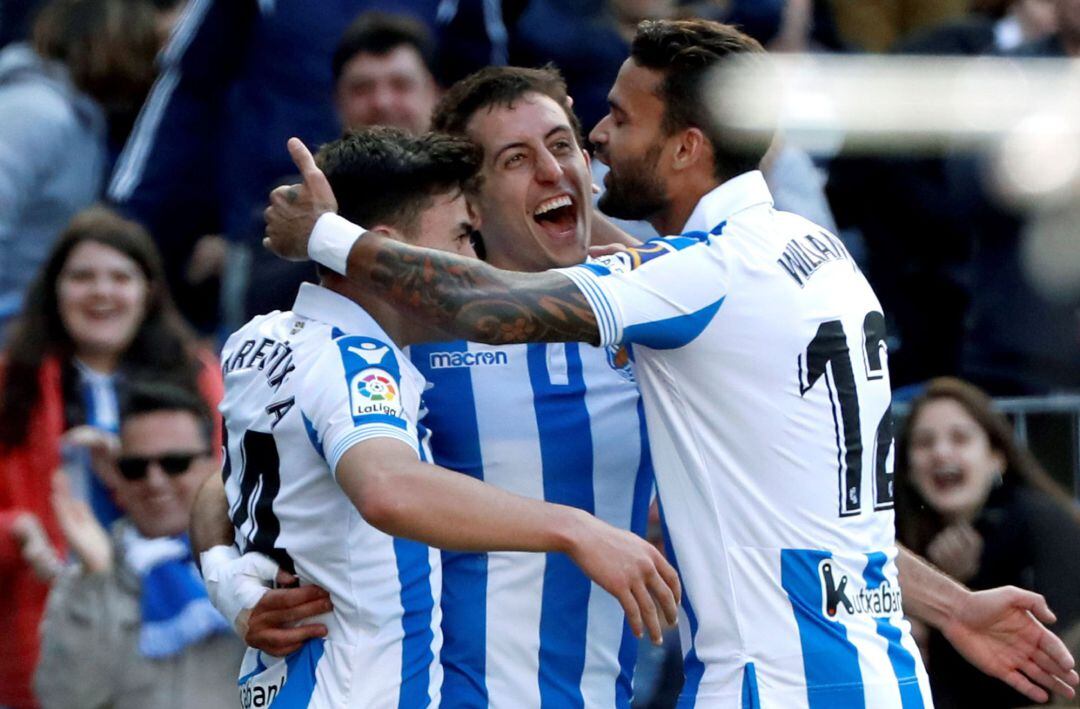 Ander Barrenetxea recibe el abrazo de Oyarzabal y Willian José en Anoeta el pasado domingo