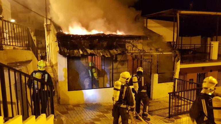 Los bomberos municipales de Málaga actuaron de madrugada