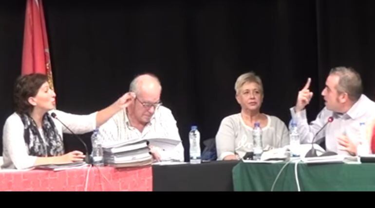 La alcaldesa Cati Rodríguez (SFHSP) y el portavoz del PSOE Javier Corpa discuten durante una sesión del pleno municipal