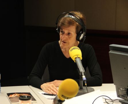 Adela Cortina en el estudio de Radio Barcelona