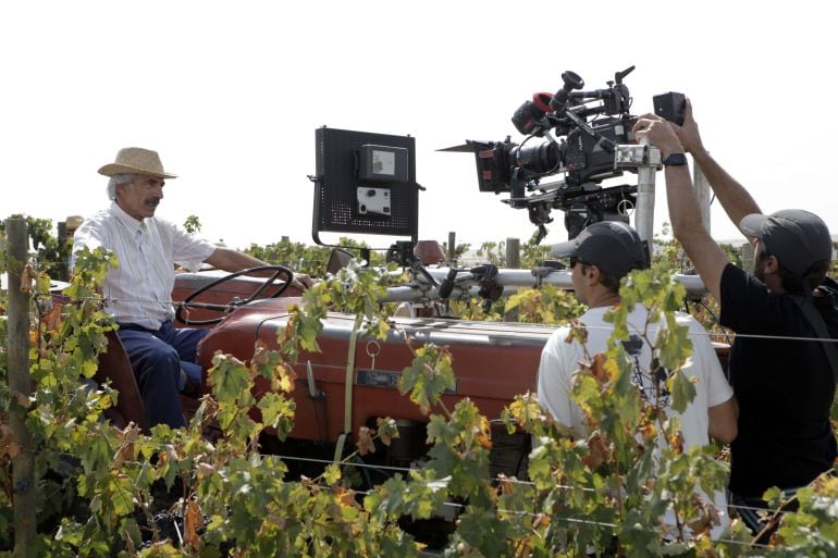 Imanol Arias en un tractor durante el rodaje de una secuencia de la nueva temporada de &#039;Cuéntame cómo pasó&#039;