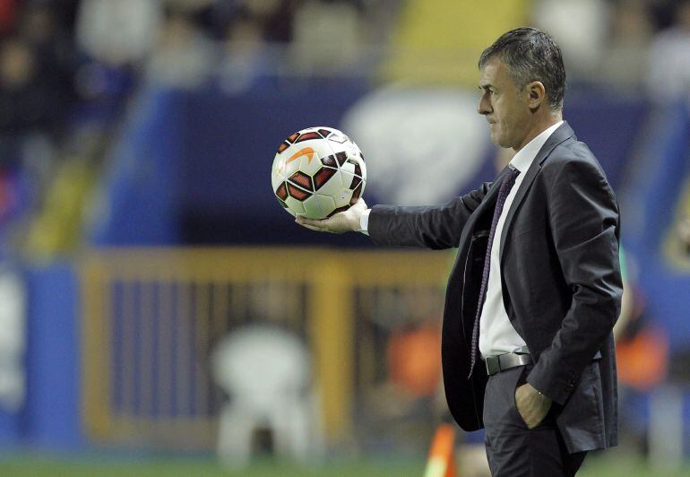 GRA532. VALENCIA, 17/04/2015.- El técnico del Levante UD, Lucas Alcaráz, durante el partido ante el RCD Espanyol durante el partido de liga correspondiente a la 32 jornada disputado esta noche en el estadio de Ciutat de València. EFE/Manuel Bruque.