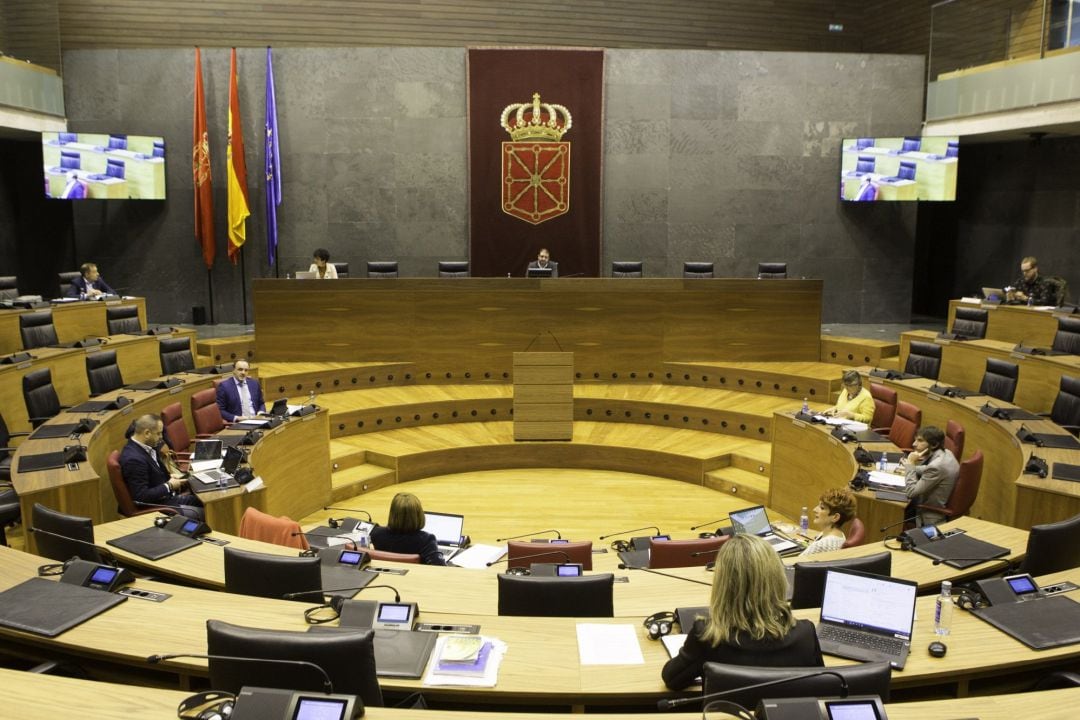 Mesa y Junta de Portavoces del Parlamento de Navarra en el salón de plenos para guardia distancia entre sus miembros como consecuencia del coronavirus