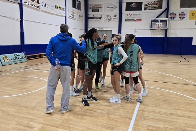 Corrillo de las jugadoras del CAB Estepona