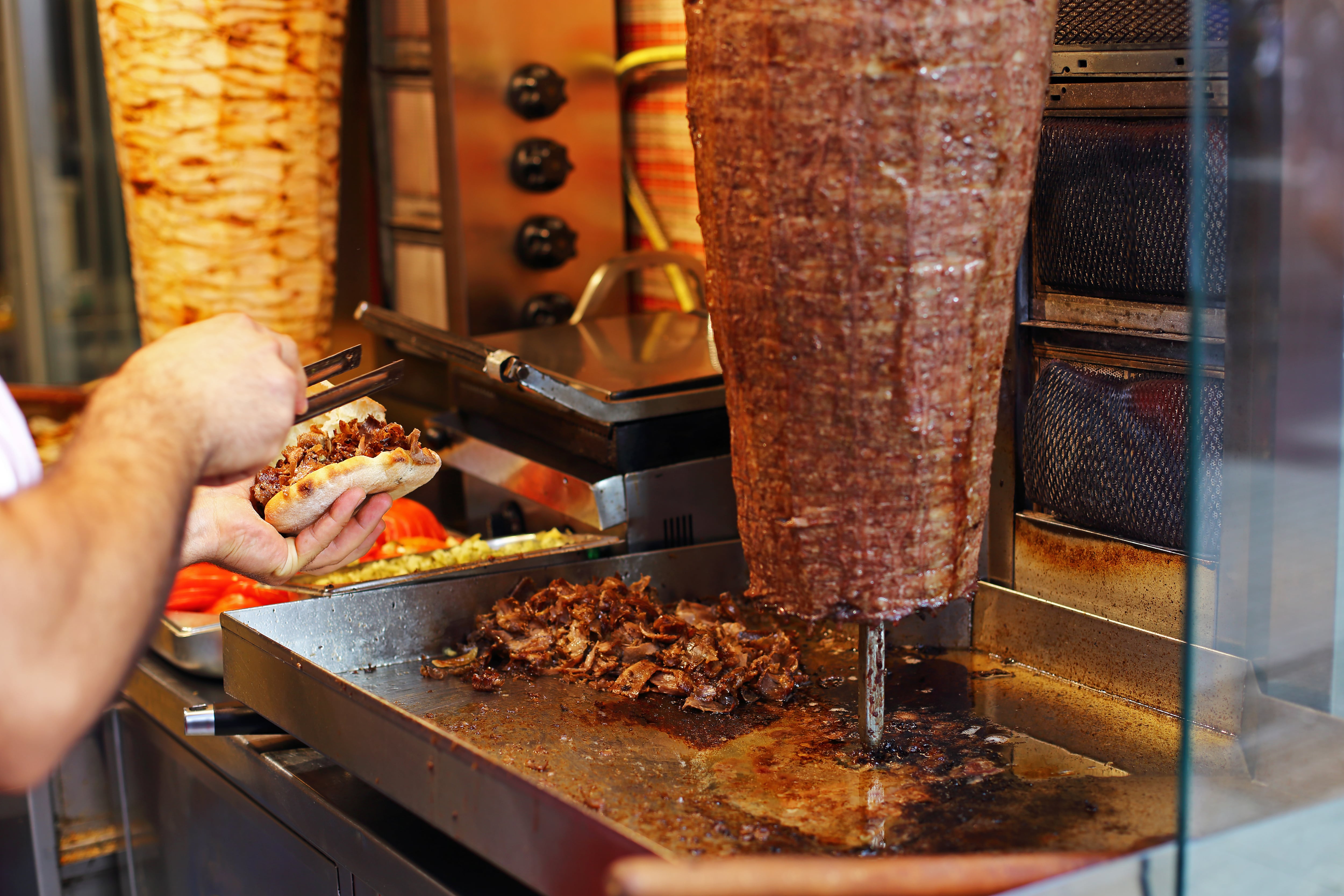 Cocinero preparando un kebab turco