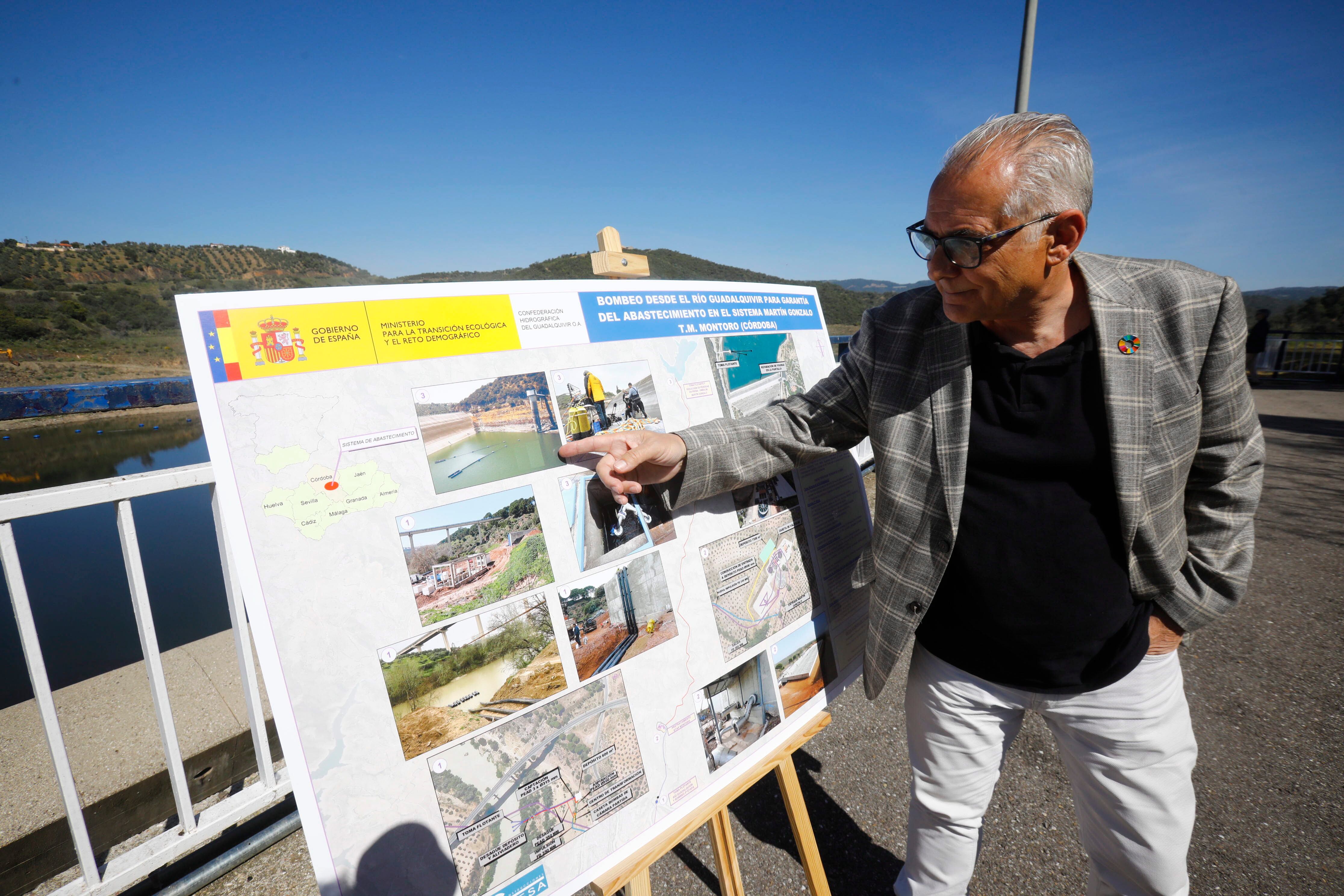 MONTORO (CÓRDOBA), 29/03/2023.- El presidente de la Confederación Hidrográfica del Guadalquivir, Joaquin Páez, presenta las obras de emergencia en el embalse de Martín Gonzalo. EFE/Salas
