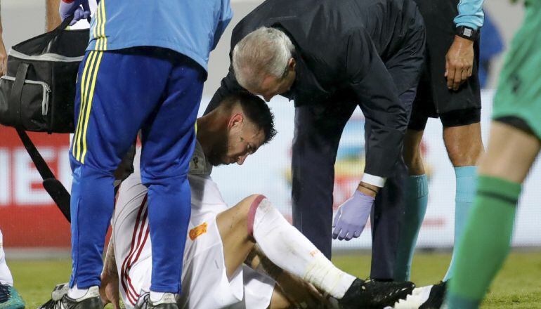 Sergio Ramos es atendido en el césped del Loro Borici