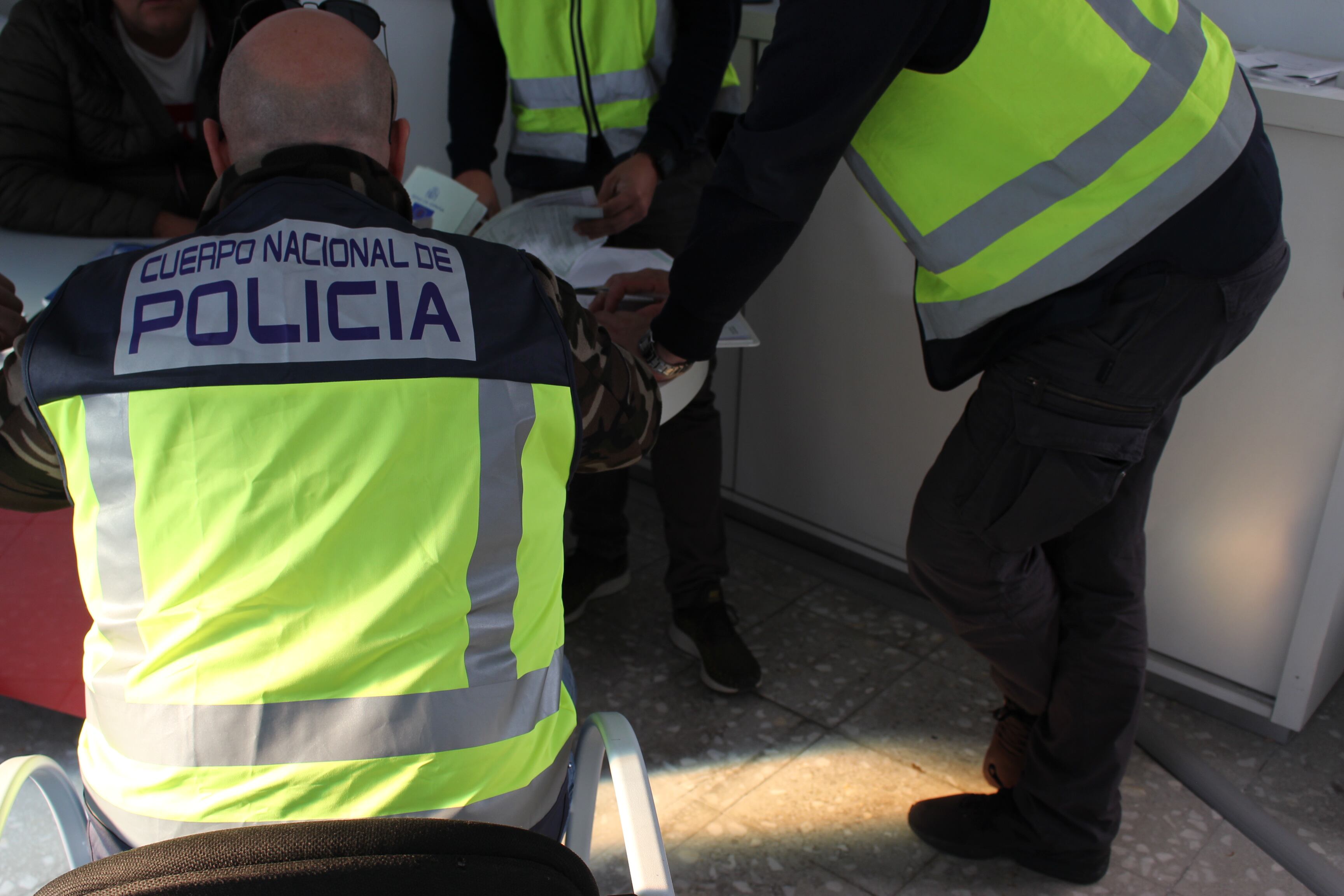 Agentes de la Policía Nacional durante la operación Cátedra en Gandia.