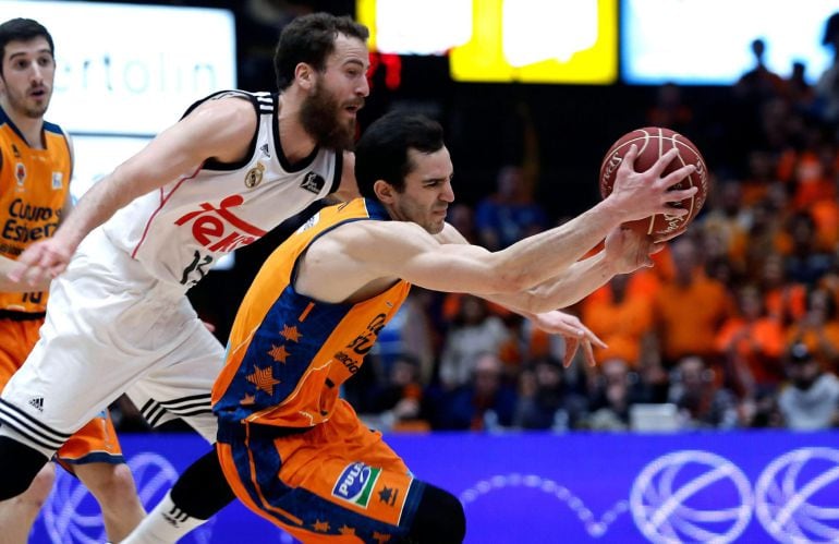 GRA257 VALENCIA, 15/02/2015.- El escolta del Valencia Basket Pau Ribas (d) controla el balón ante el base del Real Madrid Sergio Rodríguez durante el partido de la vigésimo primera jornada de Liga que disputan en Valencia. EFE/ Juan Carlos Cárdenas