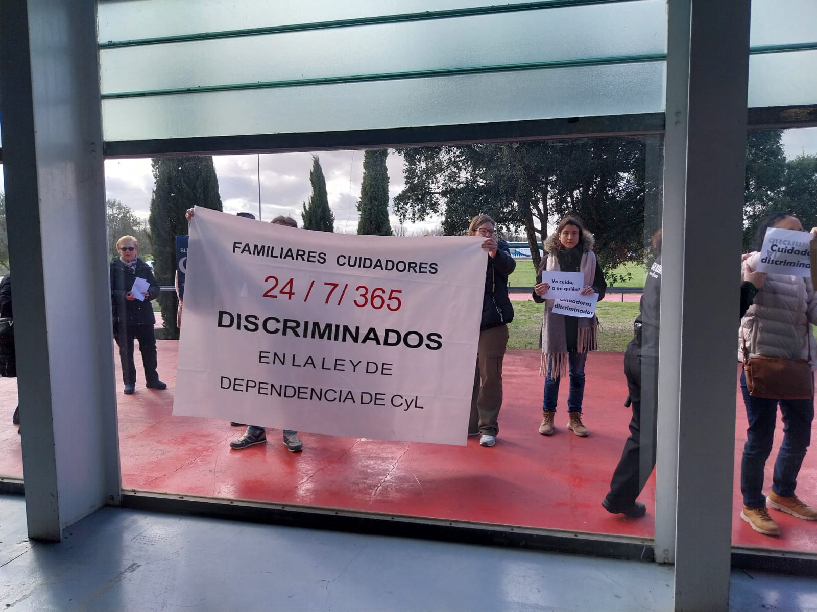 Cuidadores No Profesionales protestan ante la llegada de Fernández Mañueco a IFEZA