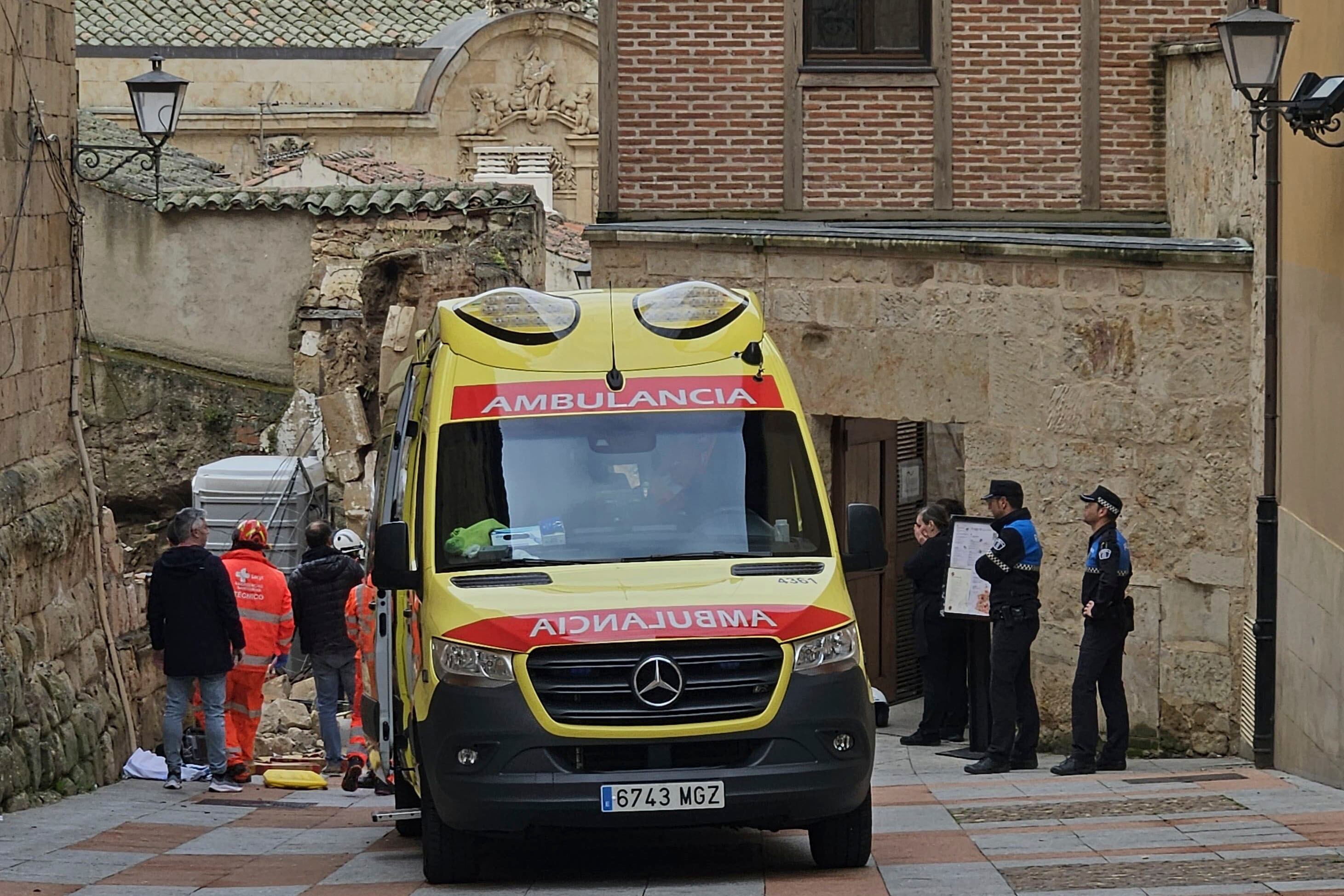 SALAMANCA, 14/05/2025.- Dos trabajadores atrapados por la caída de un muro en la calle Tentenecio de Salamanca. El suceso ha tenido lugar a las 9 de la mañana y se ha alertado a Policía Local, bomberos y Sacyl. EFE/J.M.García