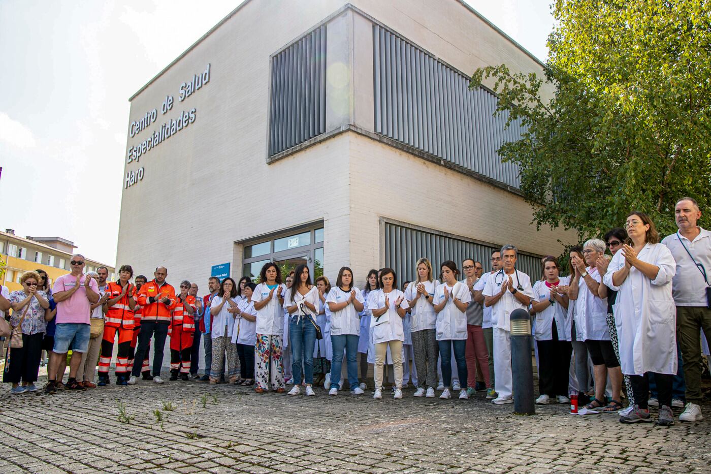 HARO (LA RIOJA) 05/09/2023.- Minuto de silencio que se ha vivido este martes frente al Centro de Salud de Haro (La Rioja), en repulsa al atropello múltiple ocurrido anoche en el aparcamiento de este mismo centro, que ha costado la vida a un trabajador sanitario del centro y heridas a otros cinco. EFE/ Raquel Manzanares