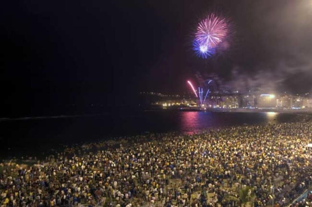 La playa de Las Canteras durante la Noche de San Juan