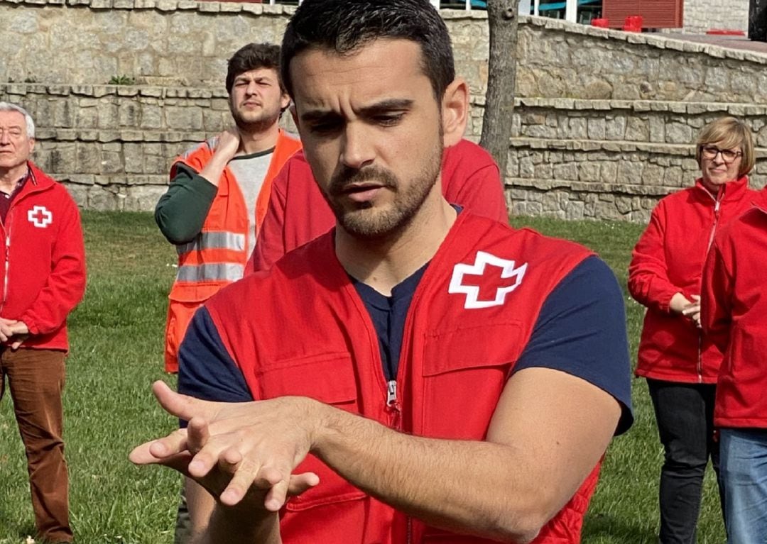Demostración de un de los voluntarios de las medidas de prevención del coronavirus