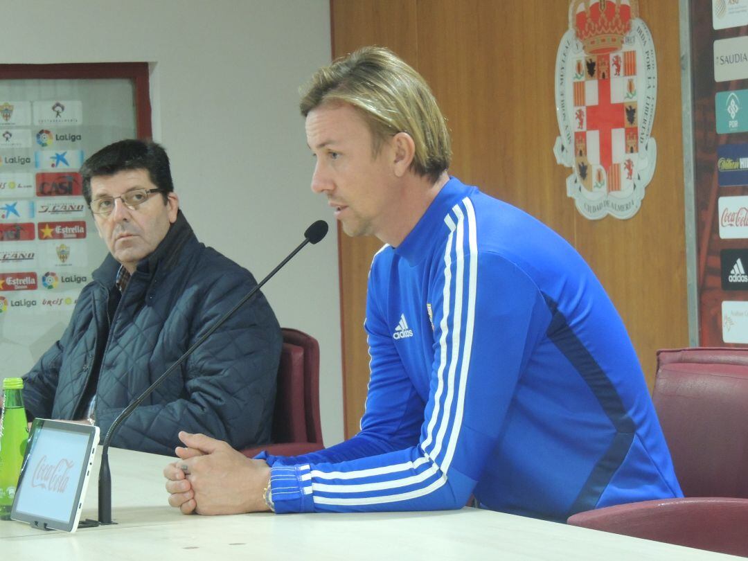 Guti ante la atenta mirada de Juanjo Moreno.