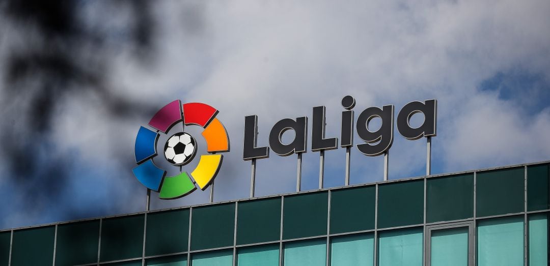 El logo de LaLiga del edificio de la sede del organismo que preside Javier Tebas