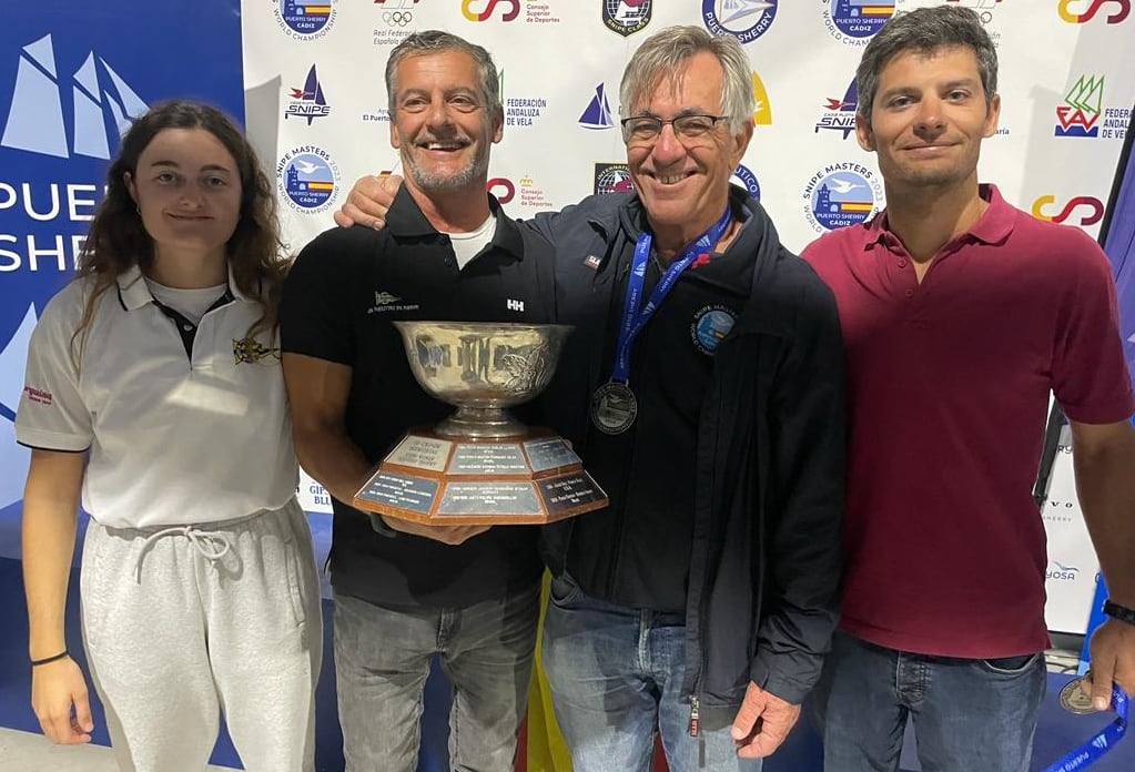 Pedro Ferrer y Yaimur Hernández con el trofeo de subcampeones del mundo.