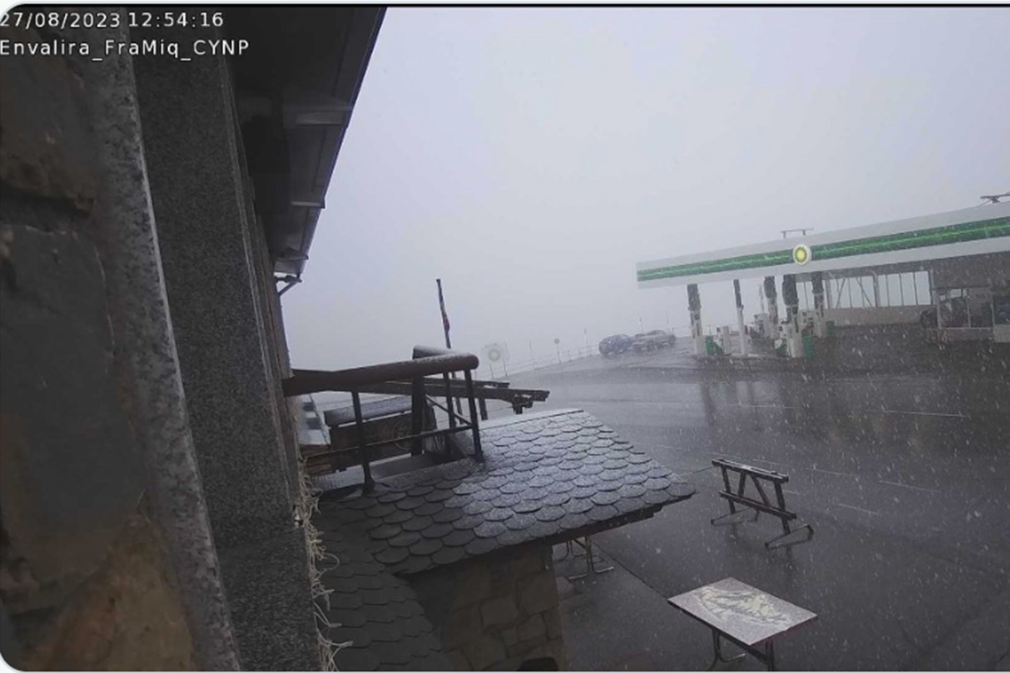 Imatge que mostra com està nevant al Port d'Envalira.