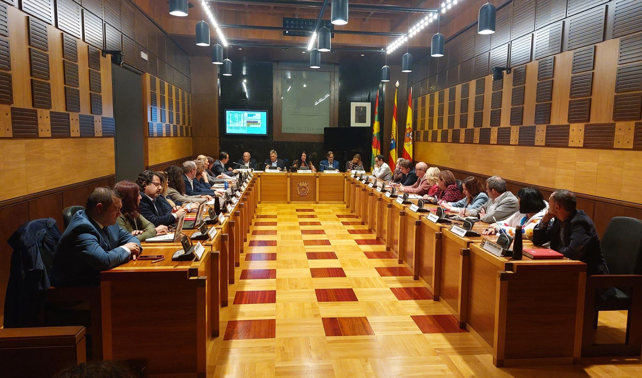 Los concejales en un pleno del Ayuntamiento de Huesca