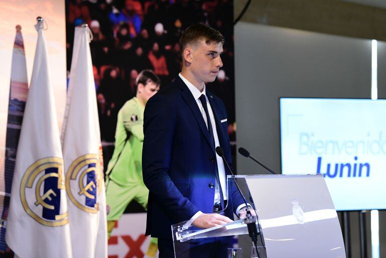 Lunin hablando en su presentación