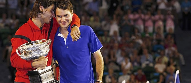 Tras recibir el premio y ver las lágrimas de un Federer derrotado, Nadal abrazó a su compañero y amigo.