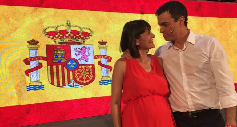 María González Veracruz y Pedro Sánchez durante un acto de campaña.