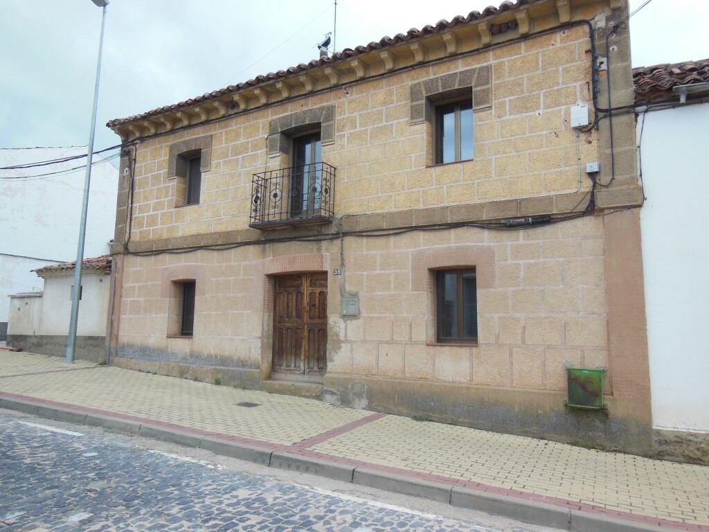 Fachada de una casa en Matamala.