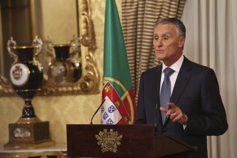  El presidente de Portugal, Aníbal Cavaco Silva, pronuncia un discurso hoy, jueves 22 de octubre de 2015, en el Palacio Belem, en Lisboa, Portugal. Cavaco Silva encargó hoy formar Gobierno al conservador y candidato más votado en las elecciones del 4 de octubre, Pedro Passos Coelho. 