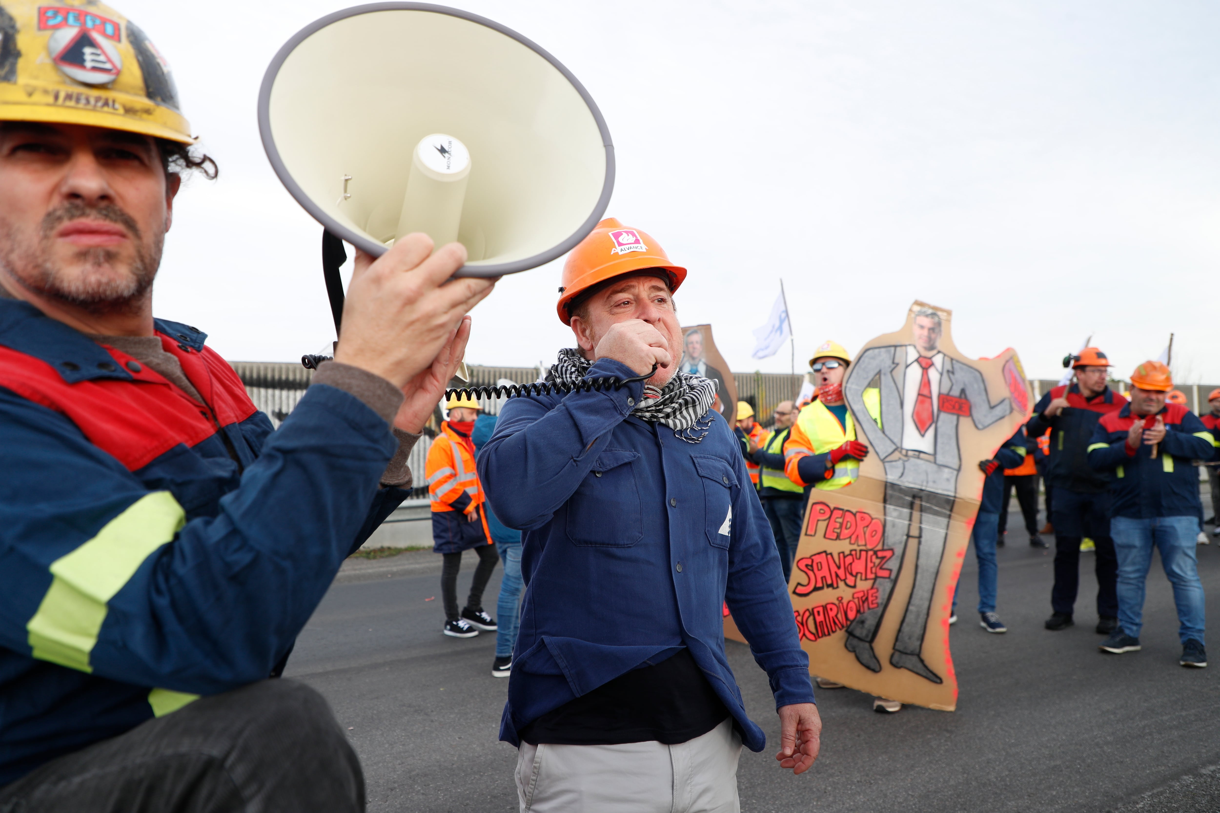 RIBADEO (LUGO), 23/11/2024.- Trabajadores de Alcoa San Cibrao cortan la autovía A8, durante una concentración en Ribadeo (Lugo) este sábado en defensa del futuro de la compañía de aluminio primario asentada en A Mariña y para exigir la implicación de Gobierno y Xunta en la resolución del problema. EFE/ Eliseo Trigo