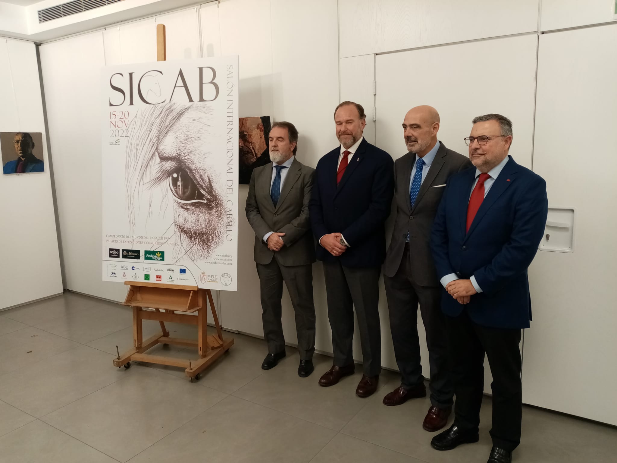 De izquierda a derecha junto al cartel del SICAB 2022, Jorge Ramos, director de la Real Escuela Andaluza de Arte Ecuestre; José Luis García Palacios, presidente de Caja Rural del Sur; José Juan Morales, presidente de ANCCE; y Diego Ramos, coordinador del Área de Gobernación del Ayuntamiento de Sevilla