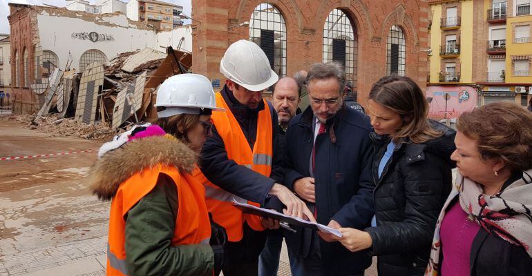 El consejero de Fomento, Felip López (centro), junto a varias autoridades locales y provinciales.