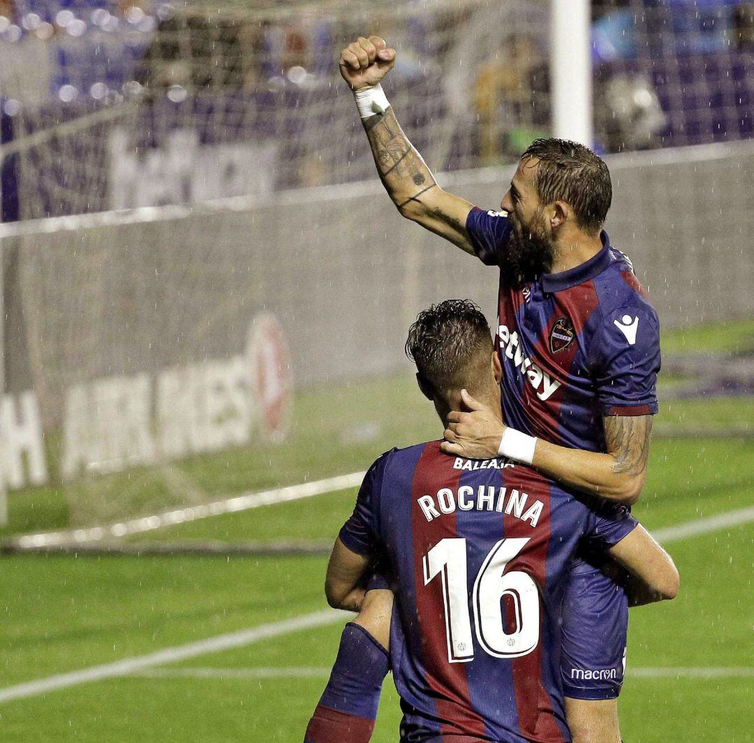 Morales y Rochina celebran uno de los goles