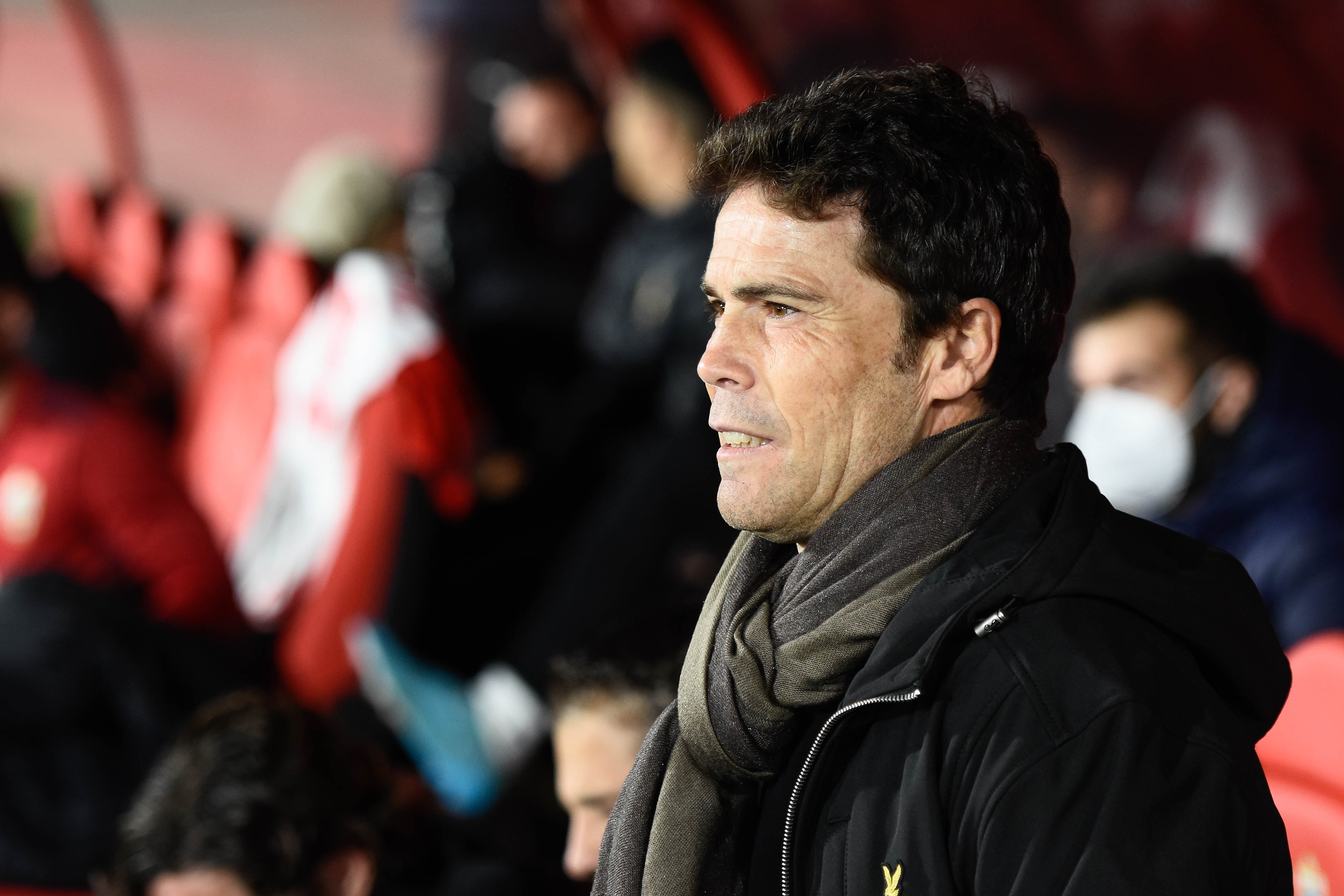 Rubi en el banquillo del Estadio de los Juegos Mediterráneos.