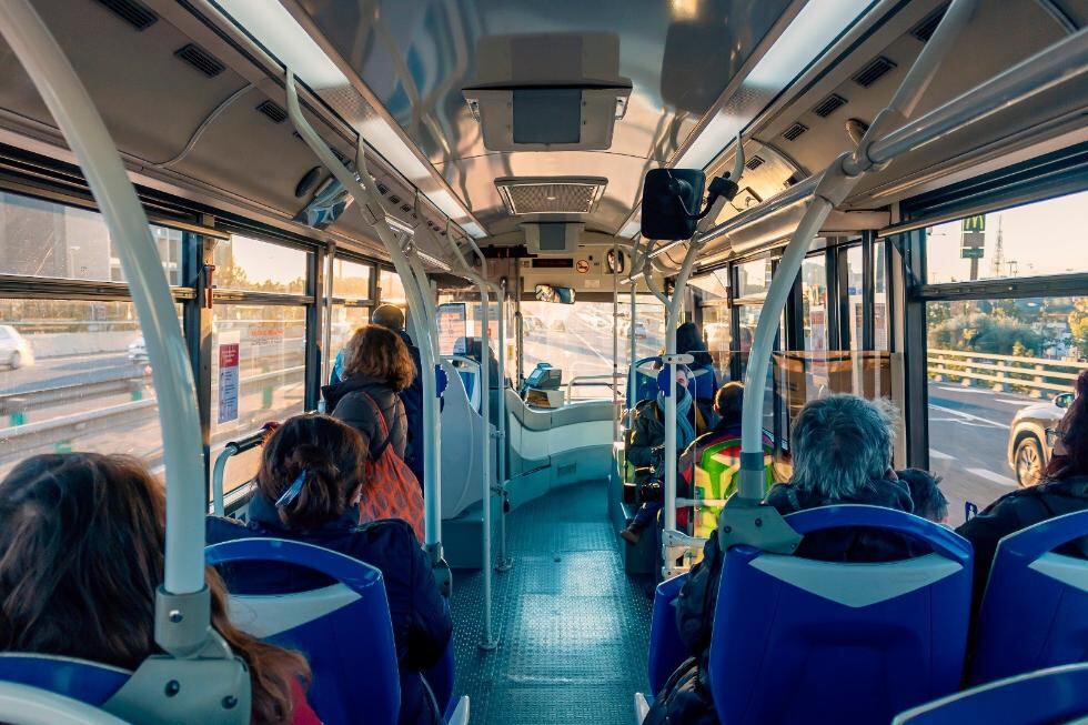 Uno de los autobuses lanzadera a polígonos industriales del Área Metropolitana de València puestos en marcha por la Generalitat.