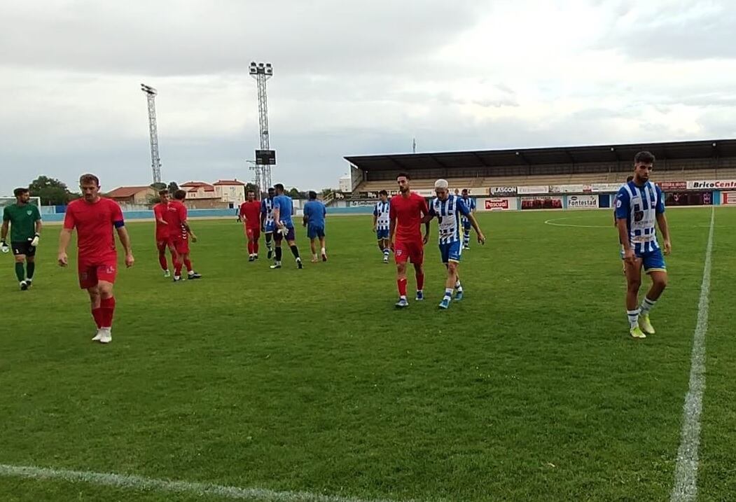 Imagen del encuentro entre arandinos y segovianos al término de la primera parte