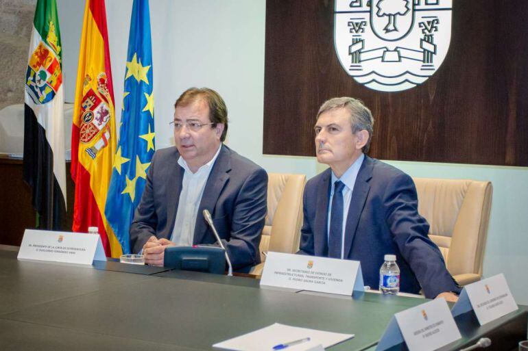 El secretario de Estado de Infraestructuras, Transportes y Vivienda, Pedro Saura (dcha.) junto al presidente de la Junta Guillermo Fernández Vara en la Comisión de Seguimiento del Pacto por el Ferrocarril