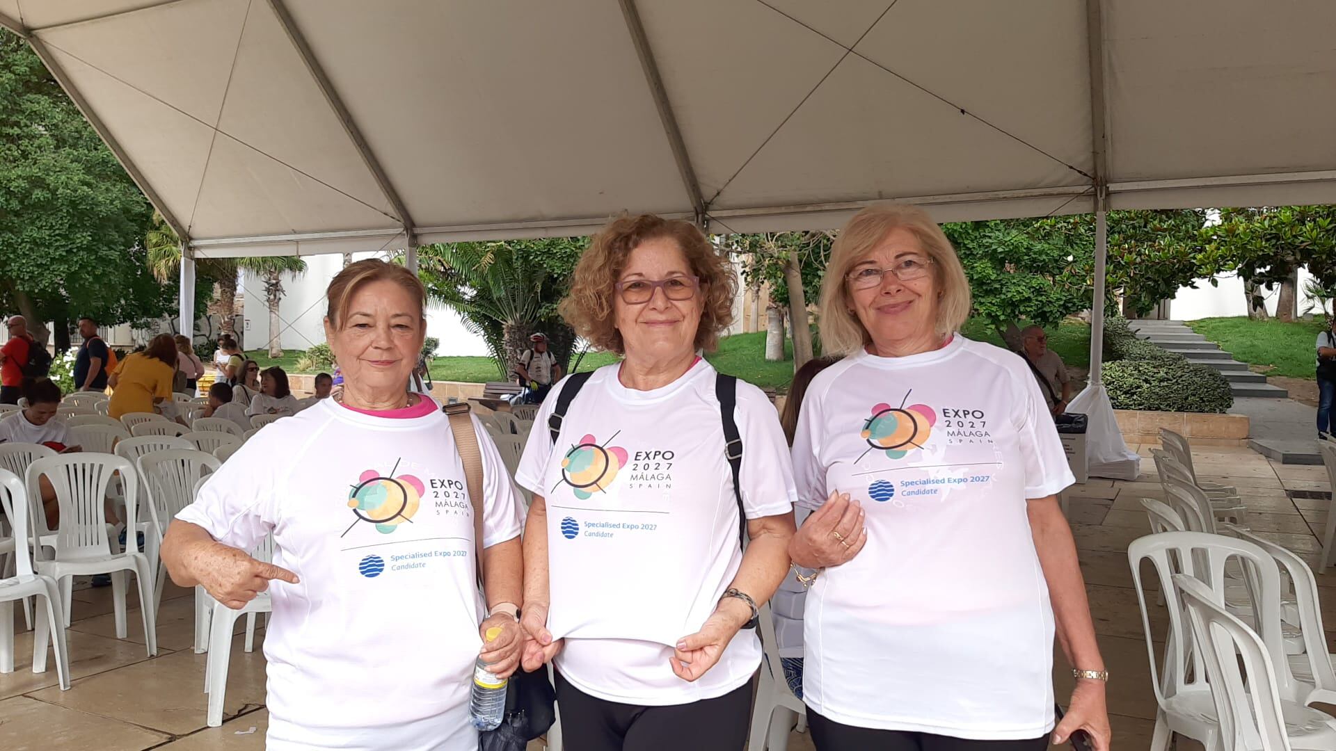 Tres vecinas de Málaga en la celebración en el centro de Málaga