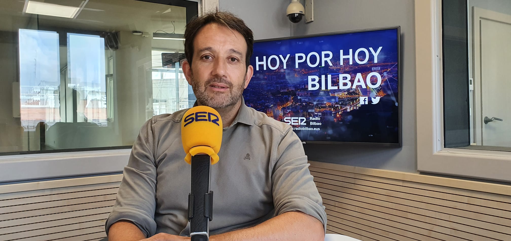 Aner Uriarte, juez decano de Bilbao, en los estudios de Radio Bilbao.