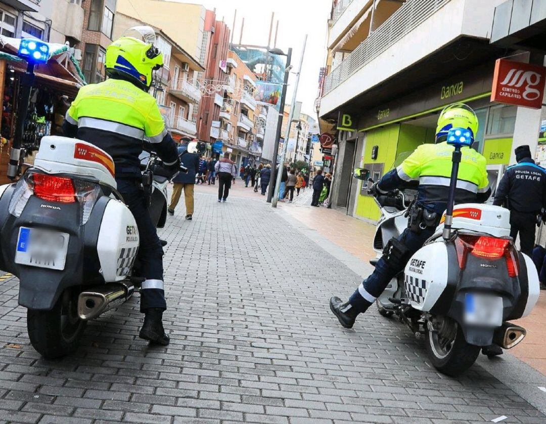 Dos agentes de la Policía Local de Getafe vigilan una zona peatonal de la Calle Madrid.