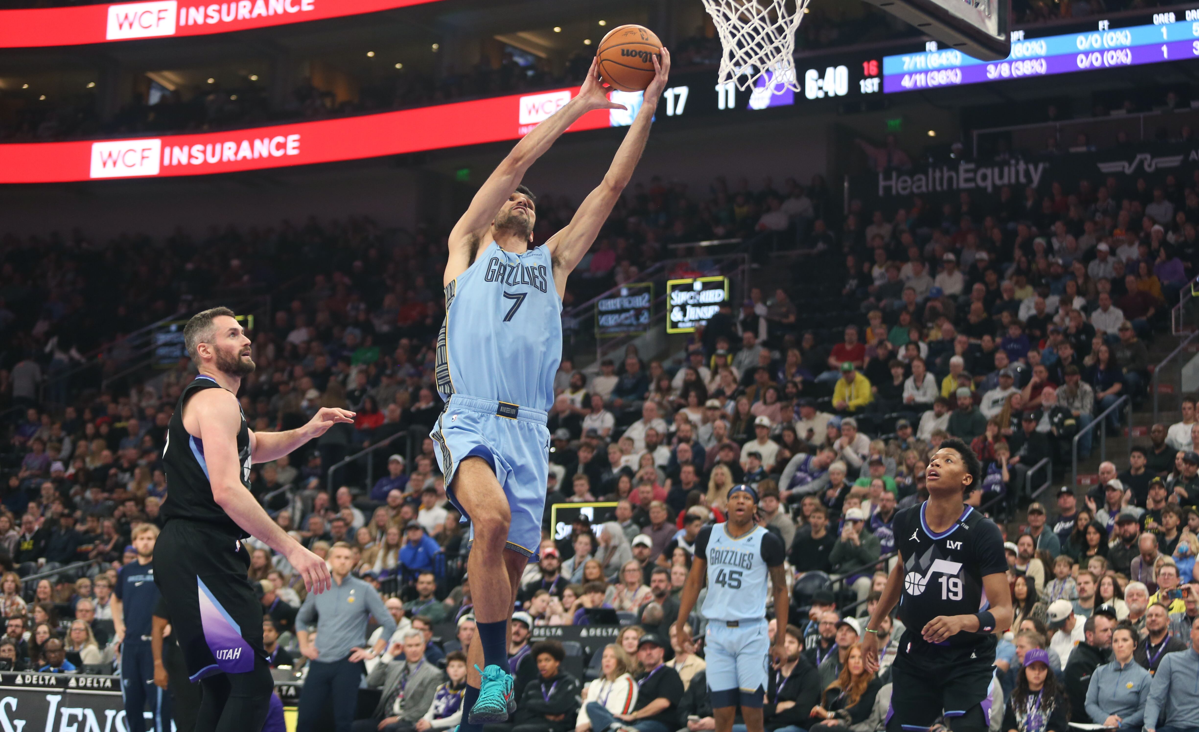 Santi Aldama anota una canasta en la victoria de Memphis Grizzlies ante Utah Jazz