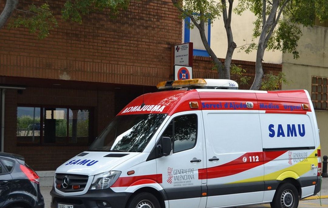 Ambulancia del Samu en el Centro de Salud de Oliva 