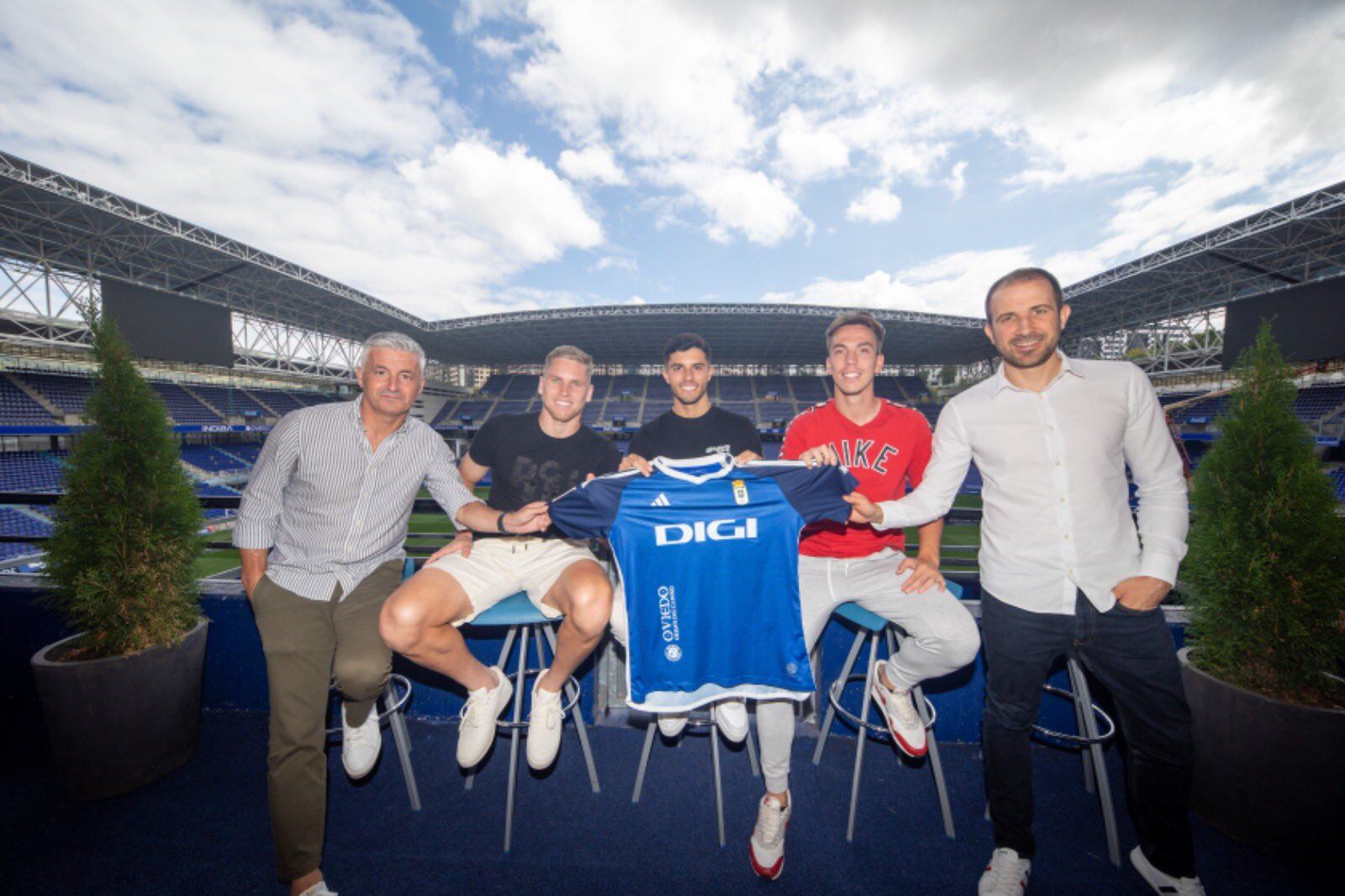 Roberto Suárez, Alemao, Paulino de la Fuente, Mario Hernández y Agustín Lleida posan con la camiseta del Real Oviedo en el palco del Carlos Tartiere (Real Oviedo).